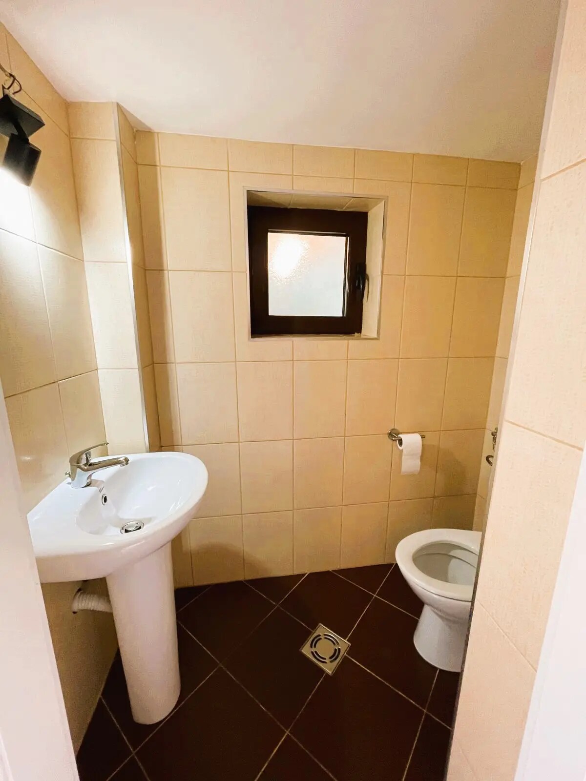 Tämä wc sijaitsee talon 1. kerroksessa